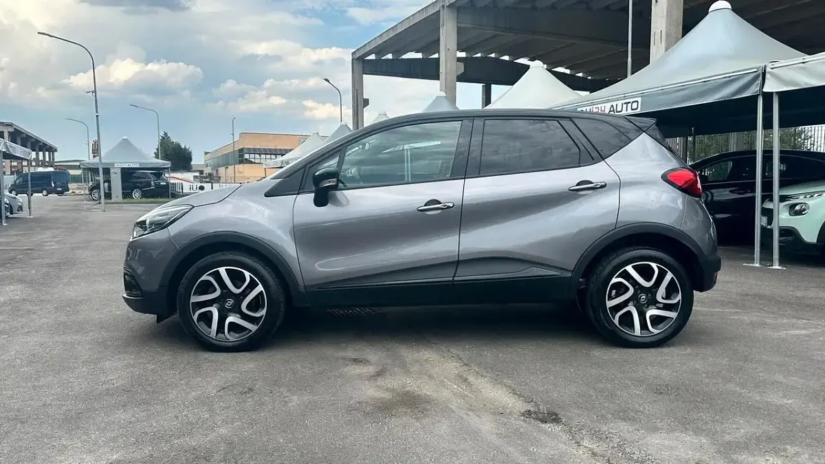Usata Renault Captur 89 CV (65 kW) 2017 Grigio SUV