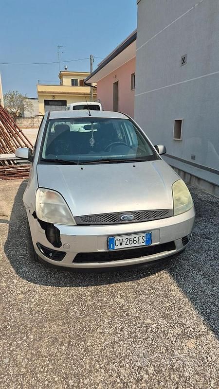 Usata Ford Fiesta 68 CV (50 kW) 2005 Grigio Utilitaria