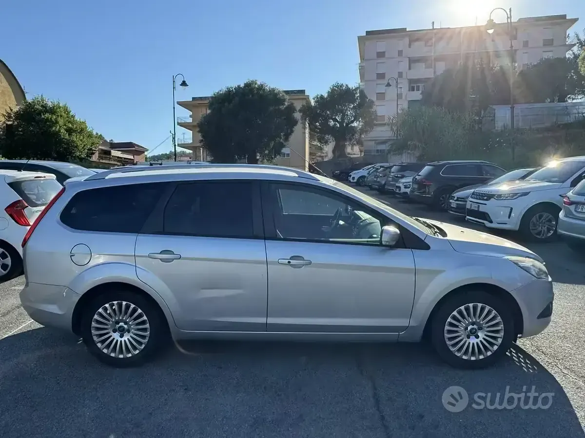 Usata Ford Focus Titanium 109 CV (80 kW) 2011 Grigio Station wagon