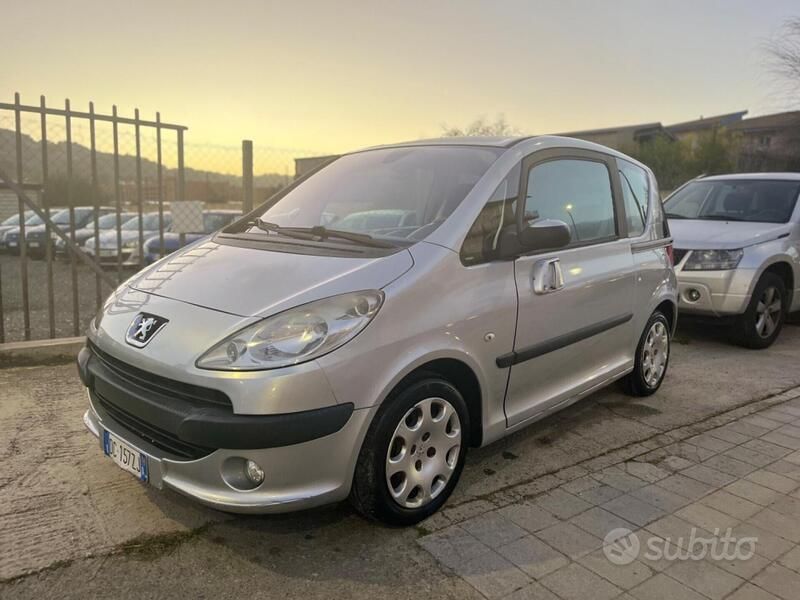Grigio Usata 2006 Peugeot 1007 Monovolume | 2900 € (Cara) - Immagine 1/4