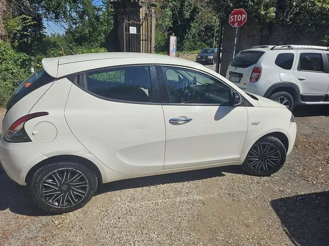 Usata Lancia Ypsilon Gold 69 CV (50 kW) 2018 Bianco Utilitaria