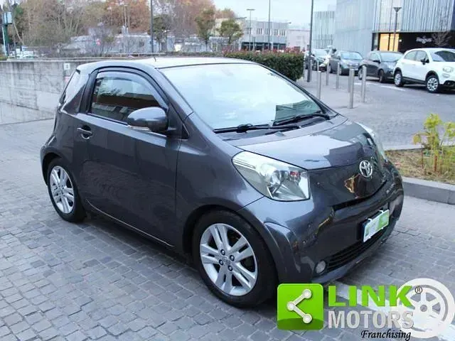 Usata Toyota iQ Executive 97 CV (71 kW) 2010 Grigio Utilitaria