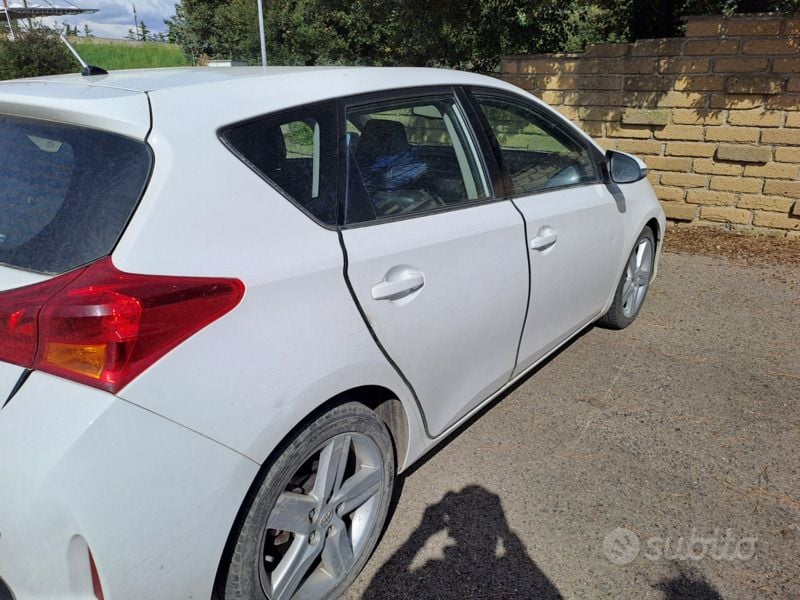 Usata Toyota Auris 126 CV (92 kW) 2013 Bianco Berlina
