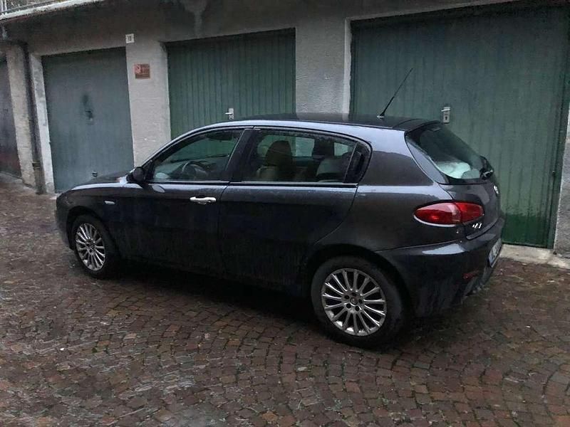 Grigio Usata 2007 Alfa Romeo 147 Exclusive Due volumi | 600 € (Super prezzo) - Immagine 1/4