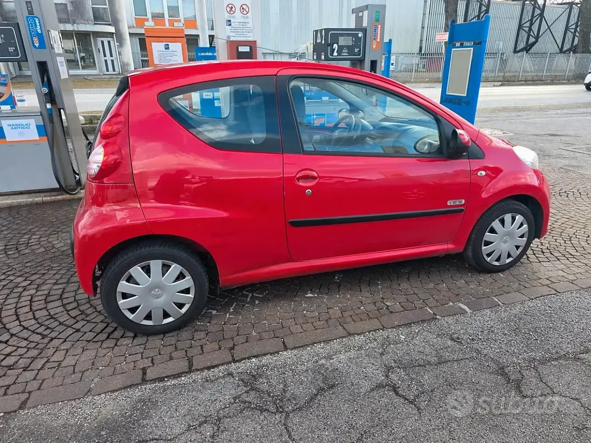 Usata Peugeot 107 68 CV (50 kW) 2007 Rosso Utilitaria