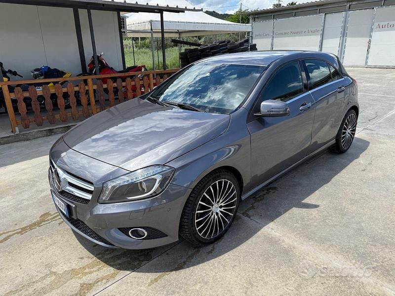Grigio Usata 2015 Mercedes A180 Tre volumi | 12.900 € (Buon prezzo) - Immagine 1/2