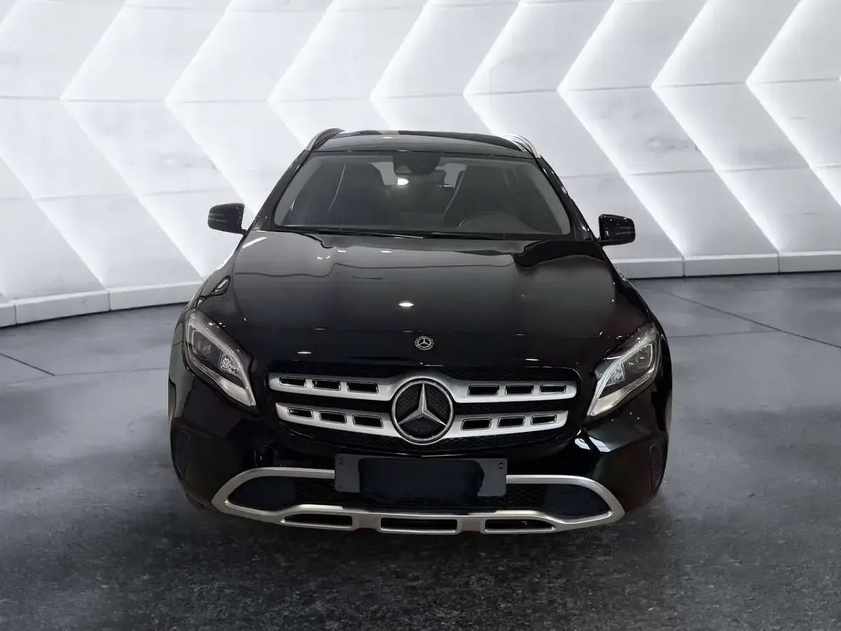Käytetty Mercedes GLA180 109 HP (80 kW) 2018 Musta Katumaasturi