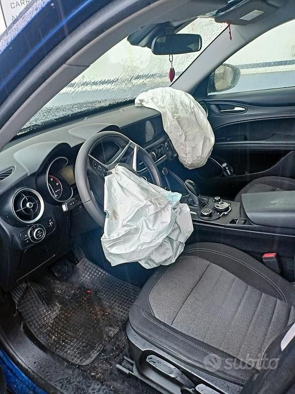 Usado Alfa Romeo Stelvio 180 CV (132 kW) 2017 Azul SUV