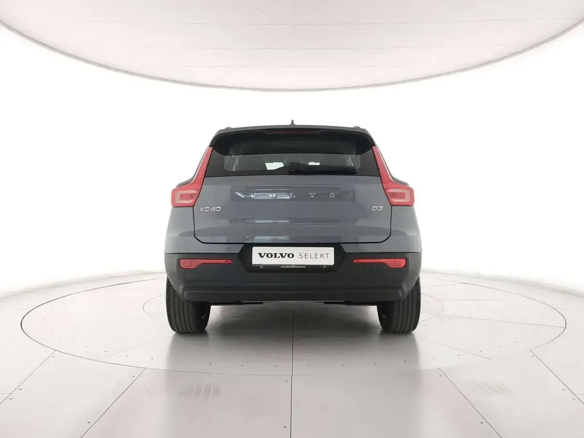 Usata Volvo XC40 Momentum 150 CV (110 kW) 2021 Grigio SUV
