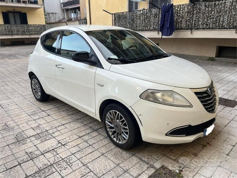 Bianco Usata 2012 Lancia Ypsilon Due volumi | 5900 € (Buon prezzo) - Immagine 1/4