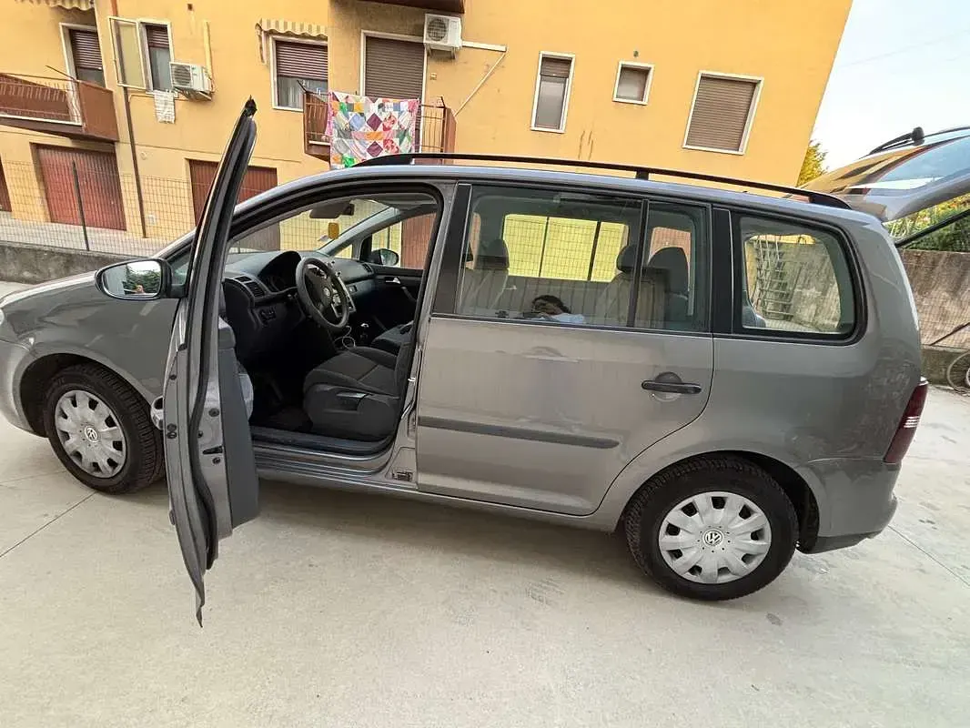 Usata VW Touran Conceptline 105 CV (77 kW) 2010 Grigio Monovolume
