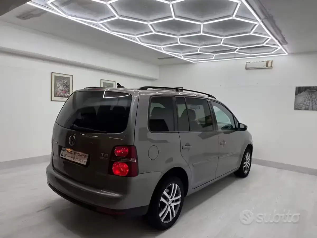Begagnad VW Touran Highline 150 HK (110 kW) 2010 Grå Minibuss