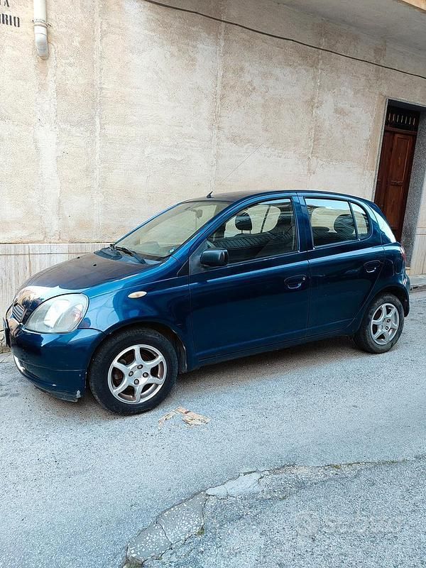 Usata Toyota Yaris 2001 Blu Berlina