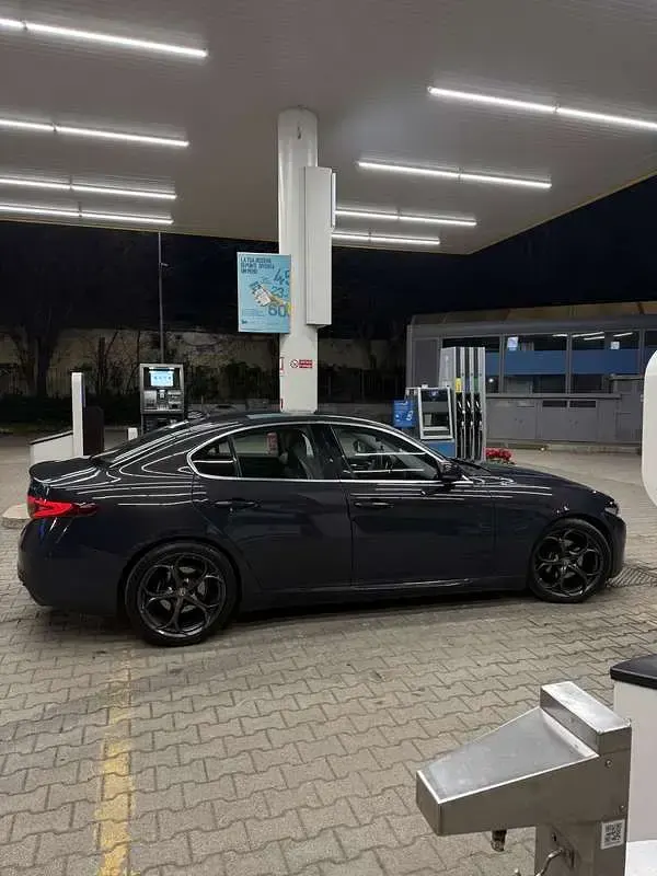 Usata Alfa Romeo Giulia Super 150 CV (110 kW) 2016 Grigio Berlina
