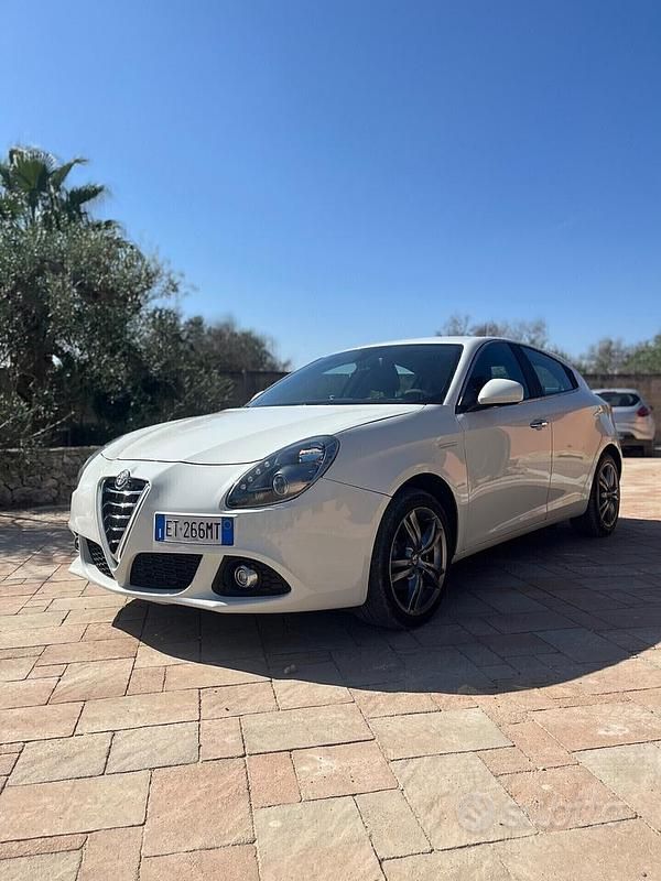 Bianco Usata 2013 Alfa Romeo Giulietta Due volumi | 6699 € (Buon prezzo) - Immagine 1/4