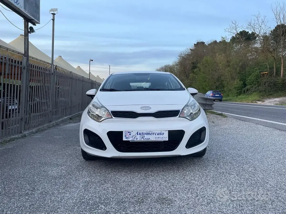 Usata Kia Rio 75 CV (55 kW) 2013 Bianco Berlina