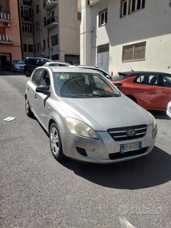 Grigio Usata 2007 Kia Ceed EX Due volumi | 950 € (Buon prezzo) - Immagine 1/4