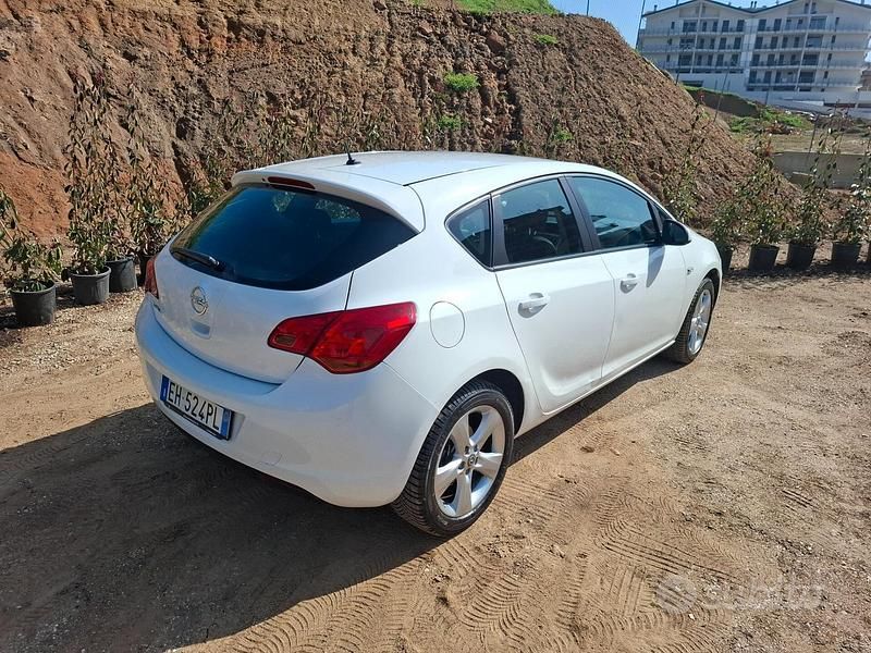 Usata Opel Astra Cosmo 101 CV (74 kW) 2011 Bianco Berlina