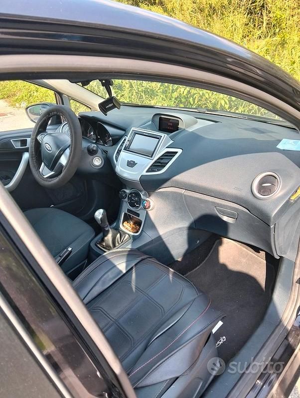 Usata Ford Fiesta 49 CV (36 kW) 2012 Nero Utilitaria