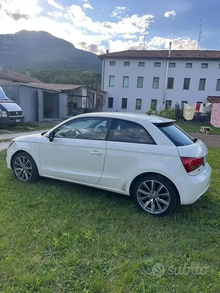 Usata Audi A1 Ambition 105 CV (77 kW) 2011 Bianco Utilitaria