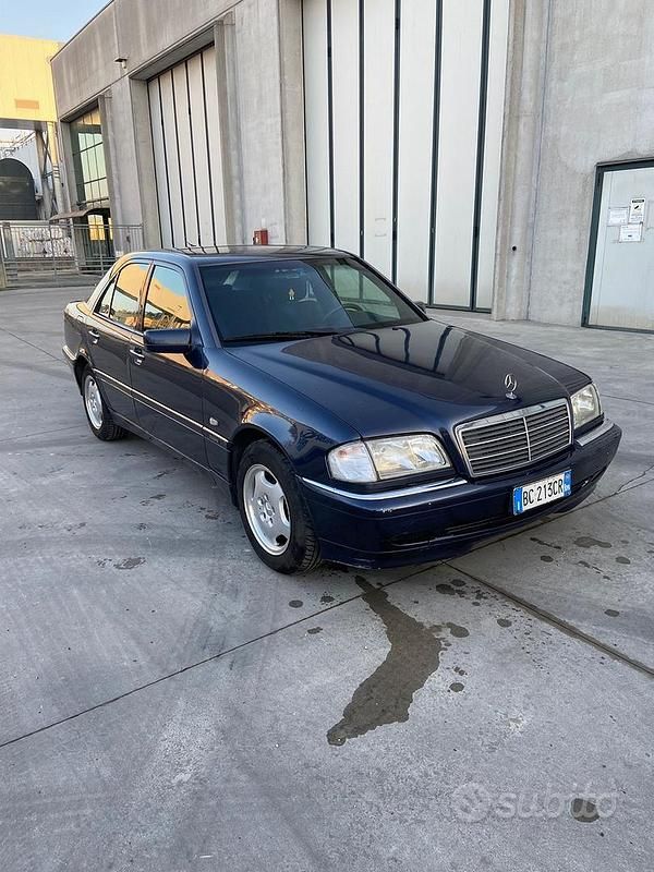Blu Usata 1999 Mercedes C200 Tre volumi | 4800 € (Buon prezzo) - Immagine 1/4