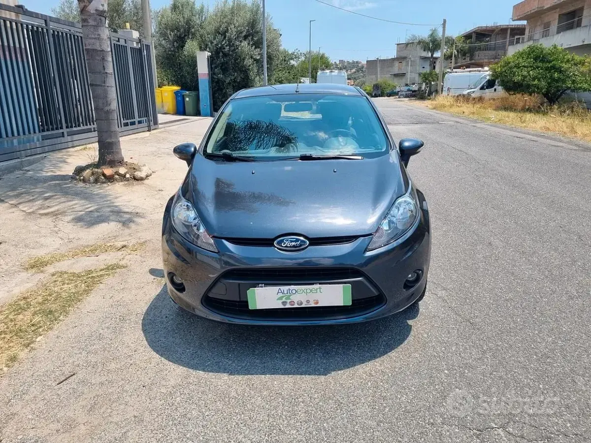 Usata Ford Fiesta 68 CV (50 kW) 2009 Grigio Berlina