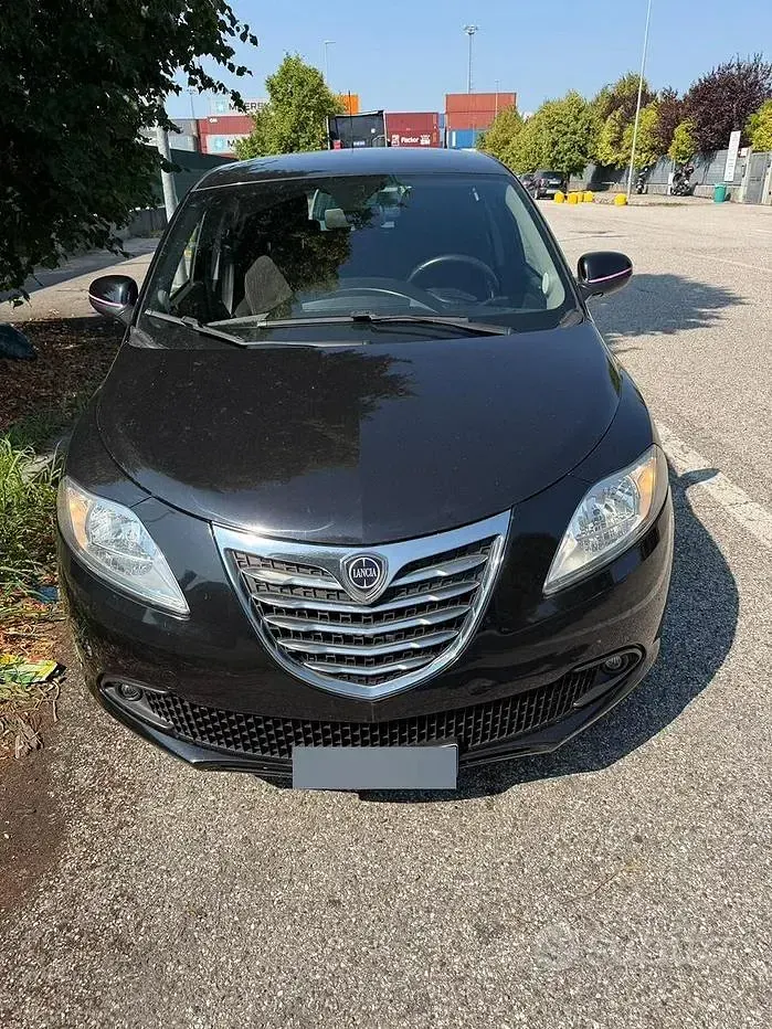Usata Lancia Ypsilon 69 CV (50 kW) 2014 Nero Utilitaria