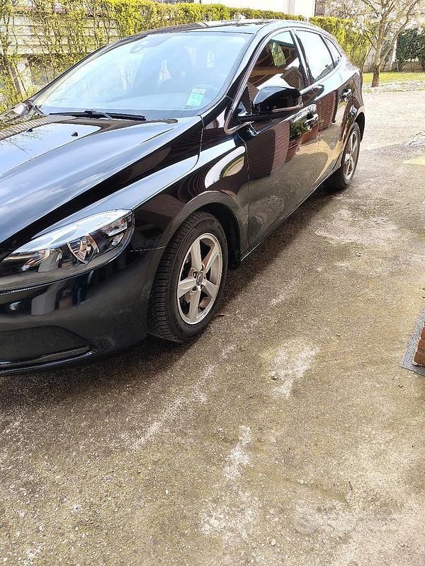 Usata Volvo V40 Momentum 114 CV (83 kW) 2013 Nero Berlina