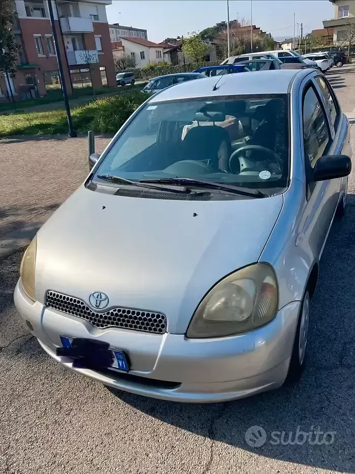 Usata Toyota Yaris 75 CV (55 kW) 2003 Grigio Utilitaria