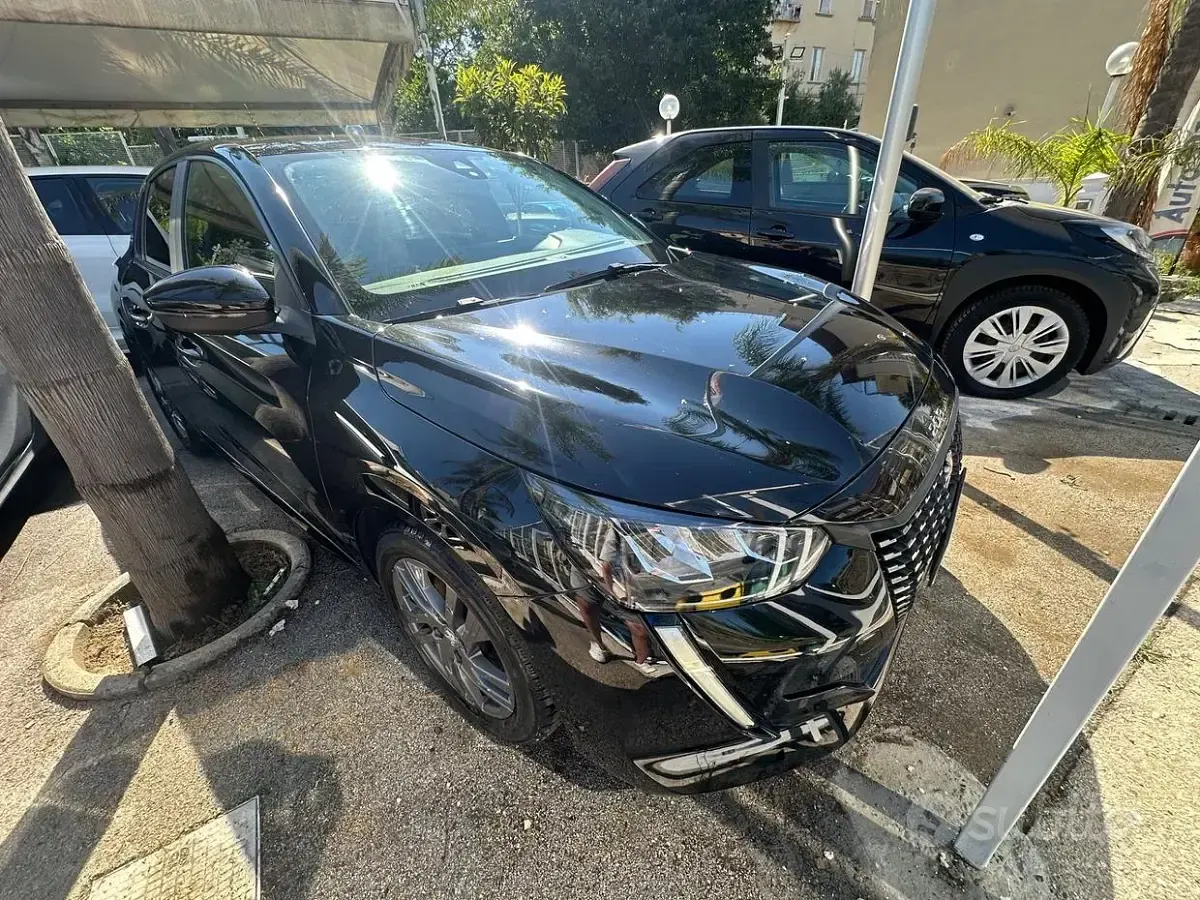 Usata Peugeot 208 GT 102 CV (75 kW) 2022 Nero Utilitaria