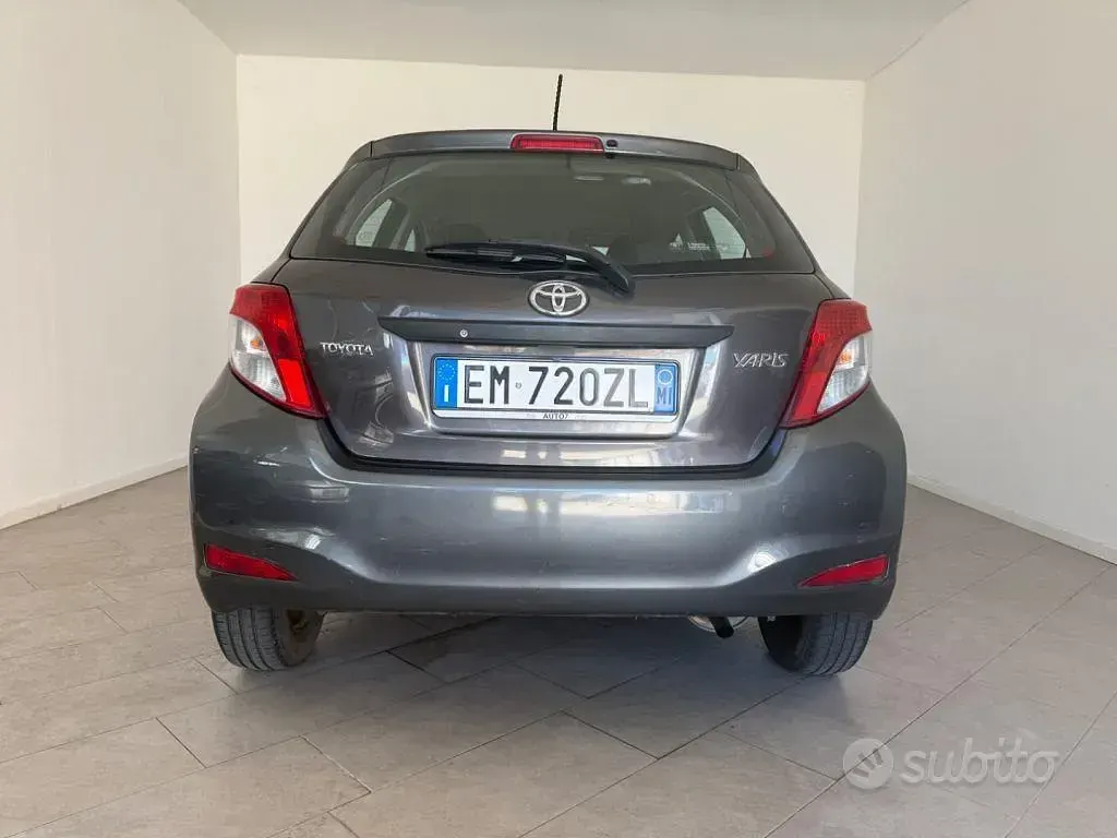 Usata Toyota Yaris Lounge 69 CV (50 kW) 2012 Grigio Utilitaria