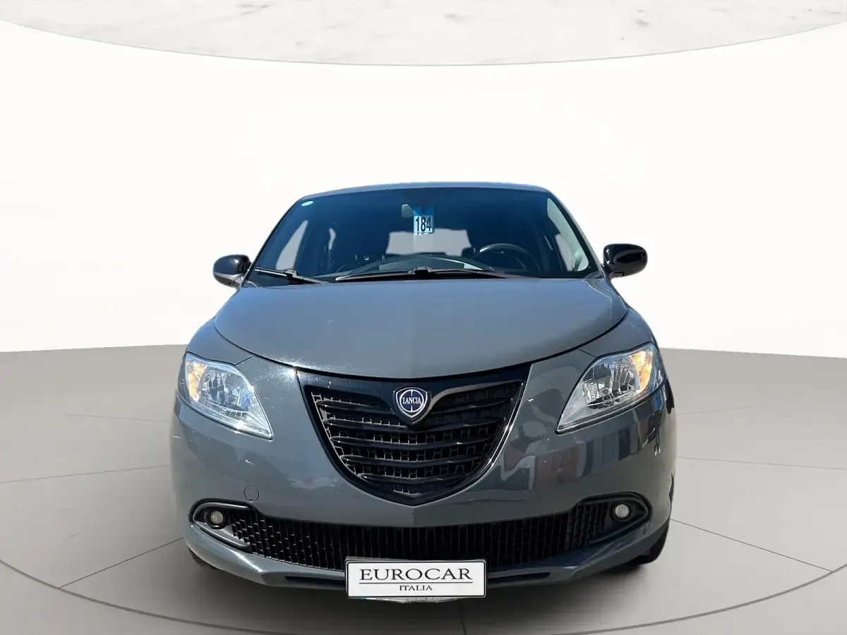 Usata Lancia Ypsilon 69 CV (50 kW) 2015 Grigio pastello Utilitaria
