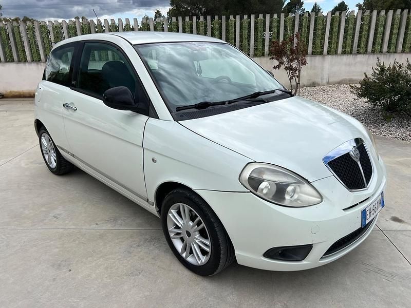 Usata Lancia Ypsilon 75 CV (55 kW) 2011 Bianco Utilitaria