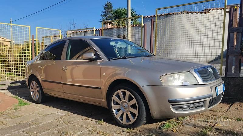 Usata 2004 Skoda Superb Tre volumi | 1200 € - Immagine 1/4