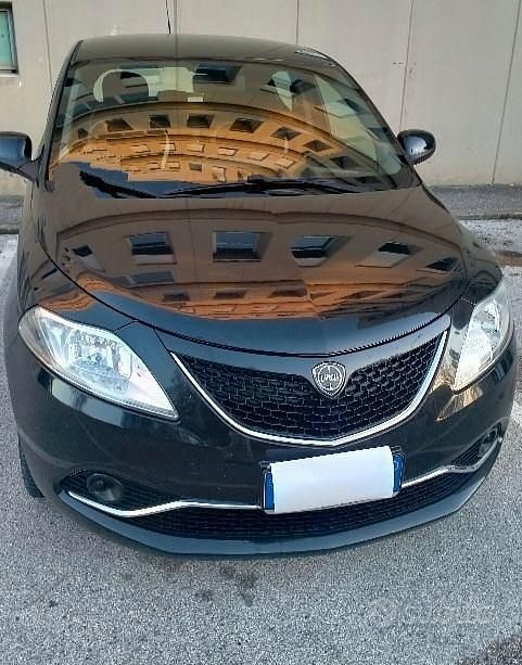 Usata Lancia Ypsilon Gold 95 CV (69 kW) 2017 Nero Utilitaria