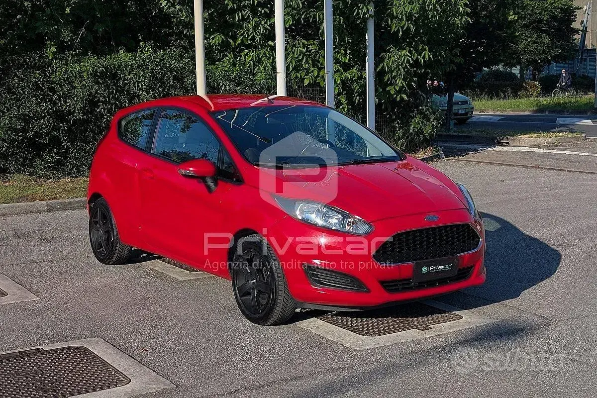 Usado Ford Fiesta 75 CV (55 kW) 2016 Rojo Utilitario