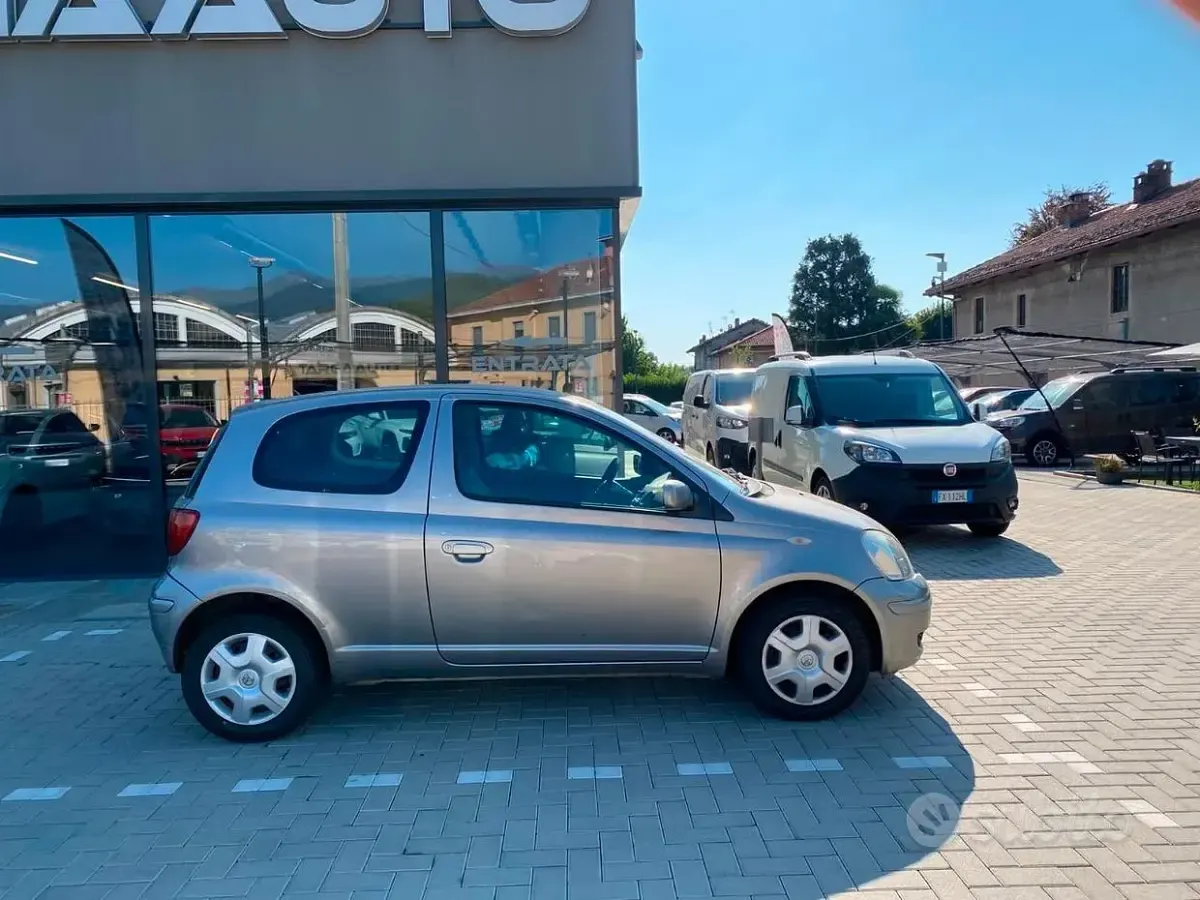 Usata Toyota Yaris Sol 65 CV (47 kW) 2004 Grigio Utilitaria