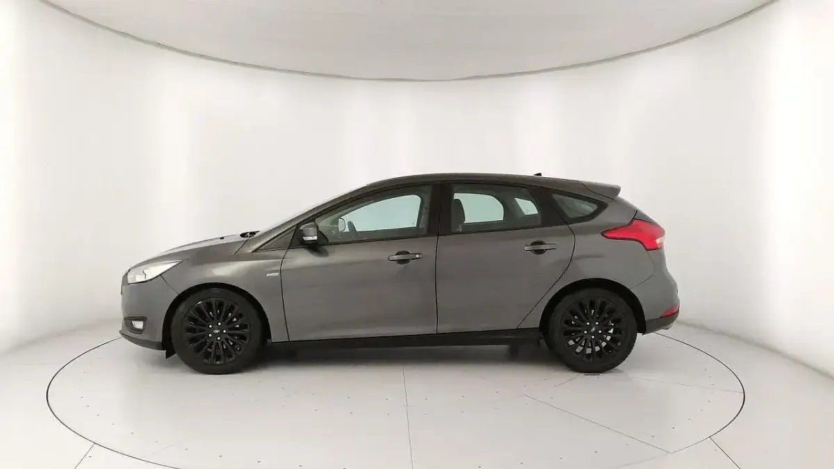 Begagnad Ford Focus Business Edition 120 HK (88 kW) 2017 Grå Sedan