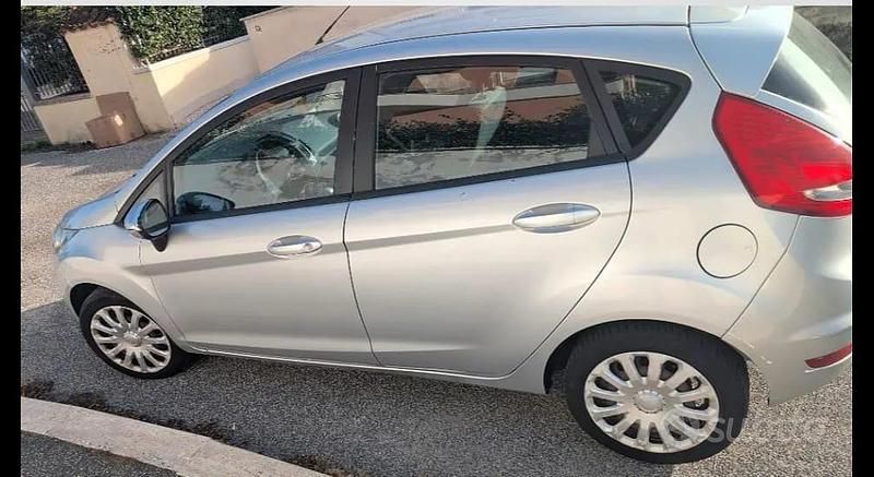 Begagnad Ford Fiesta 96 HK (70 kW) 2010 Grå Halvkombi