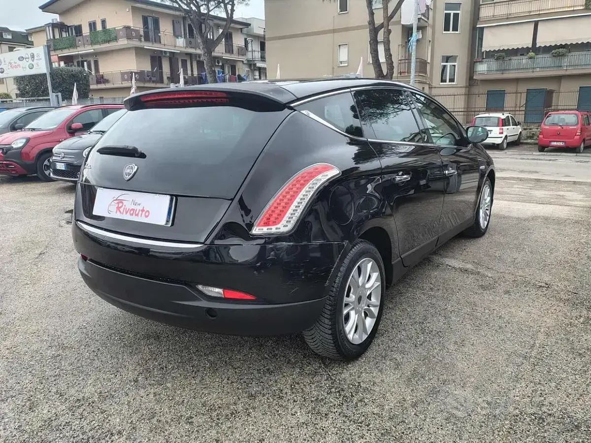 Usata Lancia Delta Gold 120 CV (88 kW) 2012 Nero Utilitaria