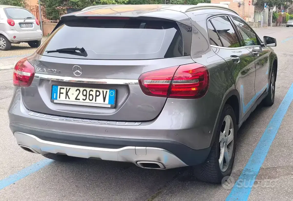 Usata Mercedes GLA200 136 CV (100 kW) 2017 Grigio SUV