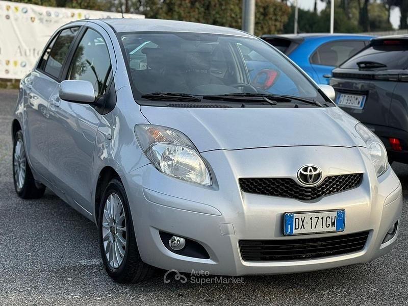 Usata Toyota Yaris 101 CV (74 kW) 2009 Gray Utilitaria