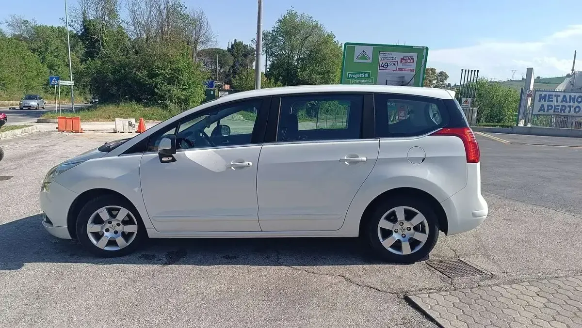 Usata Peugeot 5008 Active 150 CV (110 kW) 2011 Bianco Monovolume