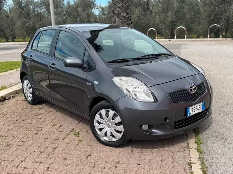Usata Toyota Yaris 90 CV (66 kW) 2008 Grigio Utilitaria