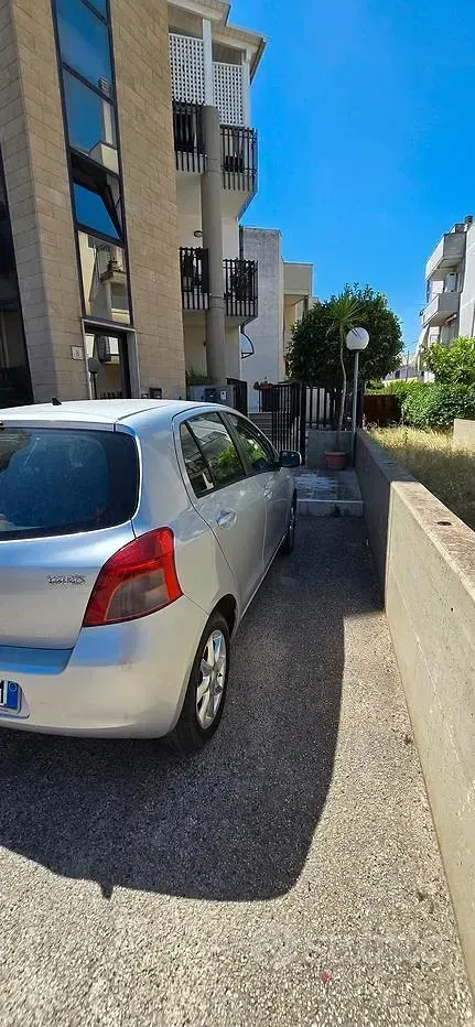 Usata Toyota Yaris 65 CV (47 kW) 2004 Grigio Utilitaria