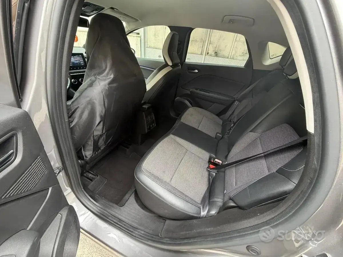 Usata Renault Captur 91 CV (66 kW) 2023 Grigio SUV