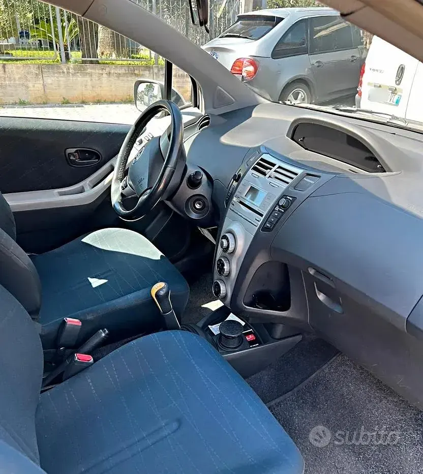 Usata Toyota Yaris Luna 86 CV (63 kW) 2007 Grigio Utilitaria