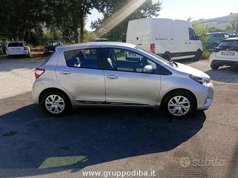 Usata Toyota Yaris Active 111 CV (81 kW) 2019 Grigio Berlina