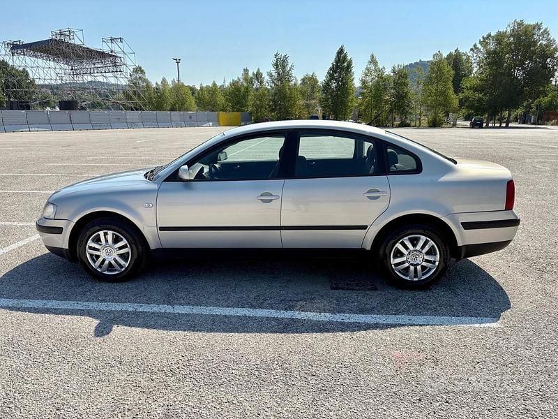 Usata VW Passat Highline 116 CV (85 kW) 1999 Argento Berlina