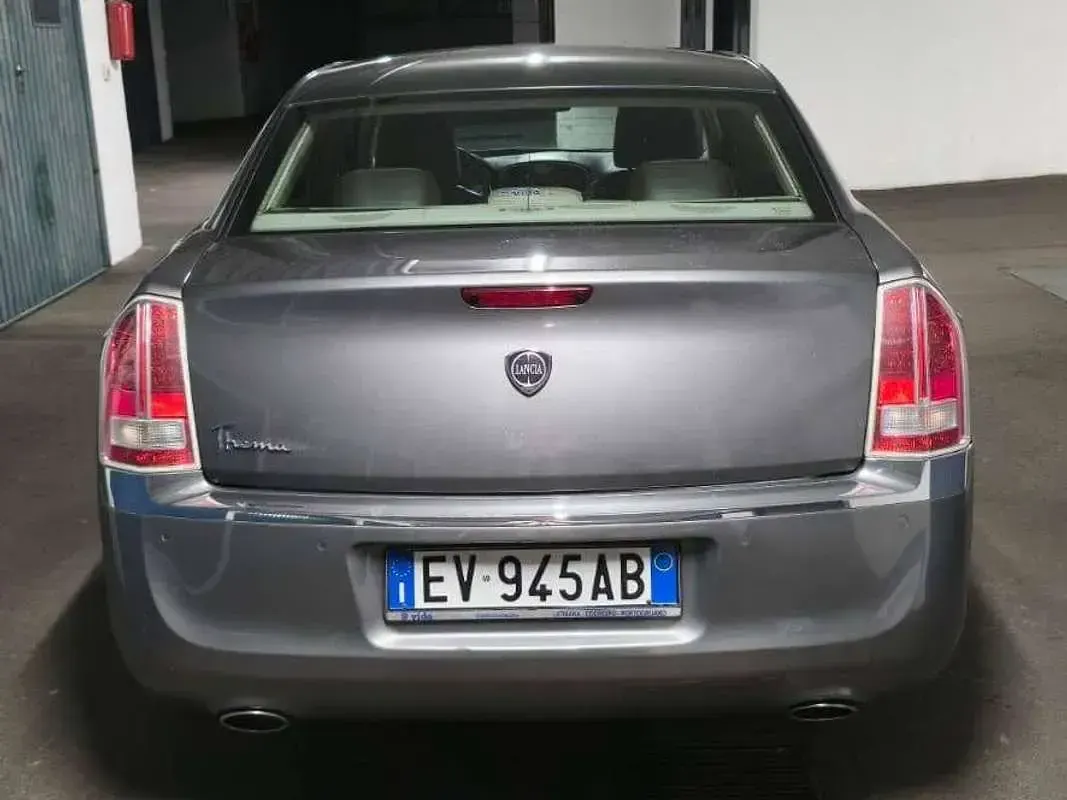 Usata Lancia Thema 239 CV (175 kW) 2014 Grigio Berlina